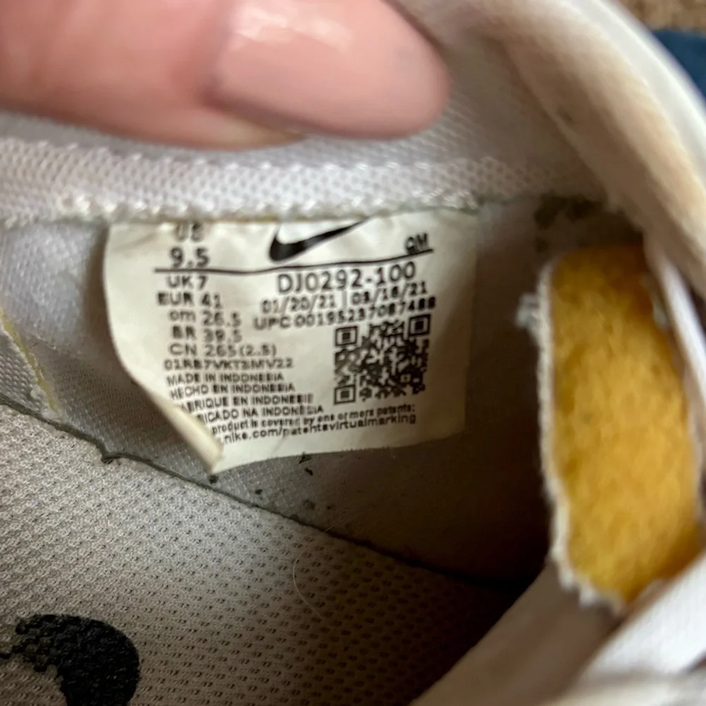 Nike White Low-Top Sneakers - Picture 7 of 8